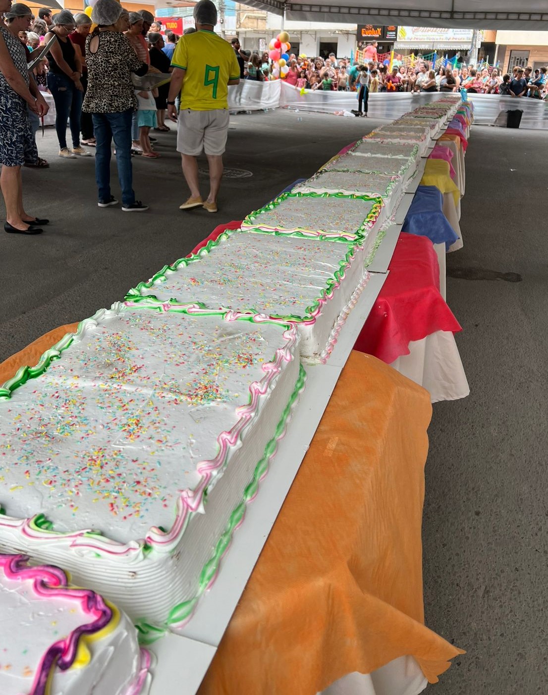 Ibatiba distribui quase 30 metros de bolo para comemorar a Semana das Crianças 